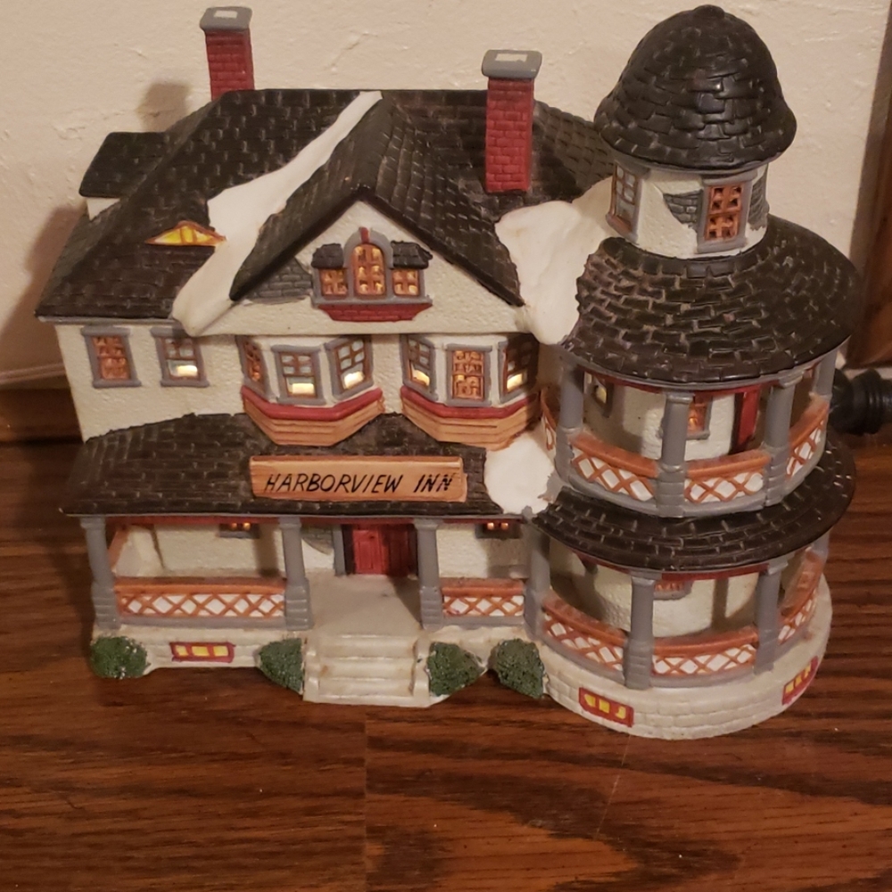 Lemax Harborview lighted Inn
